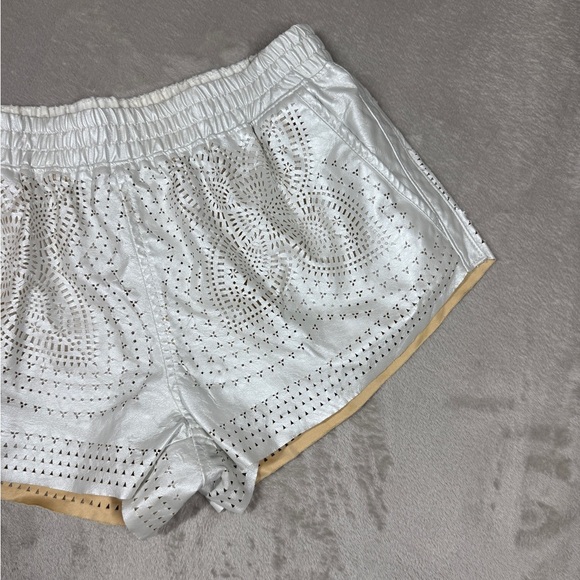 Blank NYC Faux Leather Silver Laser Cut Floral Elastic Waist Shorts Size 25 - Picture 4 of 16